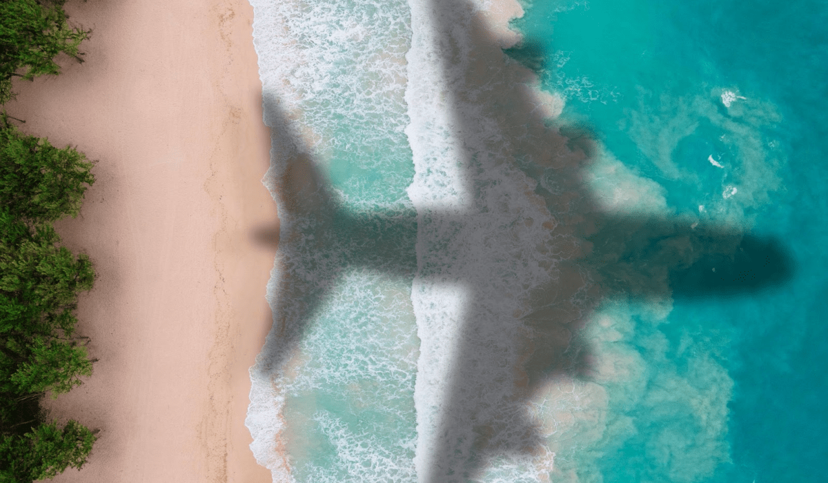 Un avion survole une plage indonésienne.
