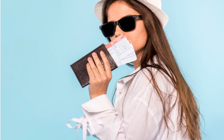 Das Mädchen hält einen Pass und Tickets nach Indonesien in den Händen