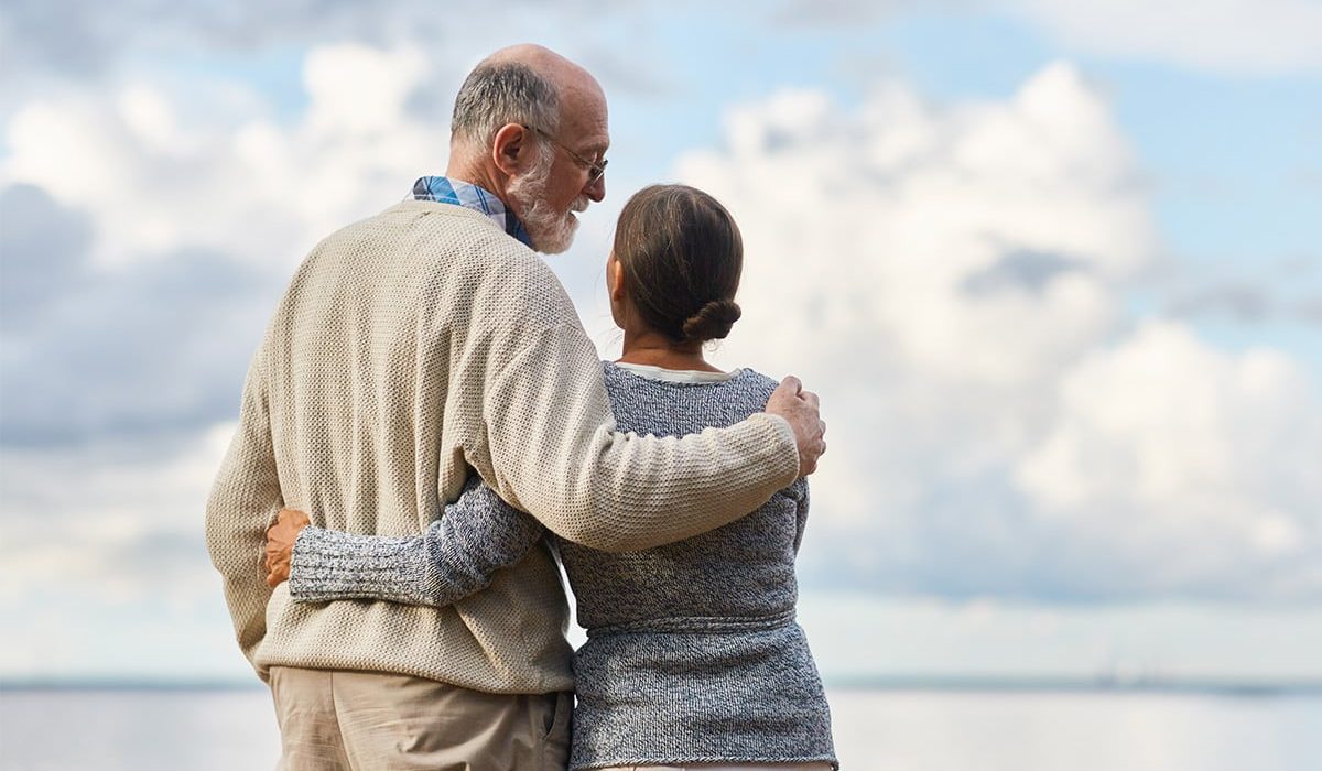Un couple âgé se tient sur le rivage en Indonésie.